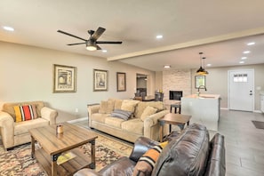 Living Area | 8 Mi to University of Arizona