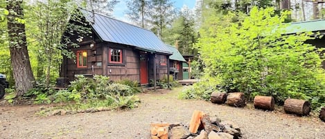 Welcome to the historic Ohana cabin in Packwood