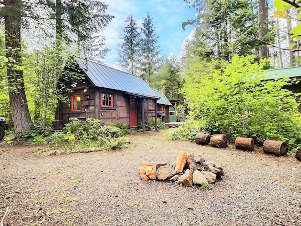 Welcome to the historic Ohana cabin in Packwood