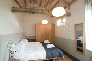 Clementine, Dorchester: With twin 3' single profiling beds.