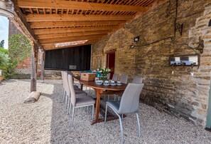 Lower Fifehead Farm, Sturminster Newton: The garden dining area