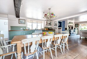 Lower Fifehead Farm, Sturminster Newton: The breakfast table