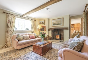 Creaky Cottage, Dorchester: The sitting room with wood burning stove