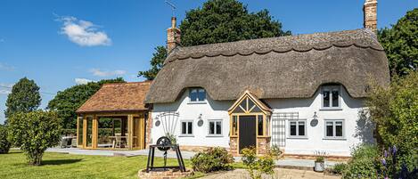 Hilltop Cottage, Wimborne: A stunning thatched cottage