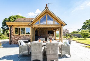 Hilltop Cottage, Wimborne: The large garden terrace with garden furniture