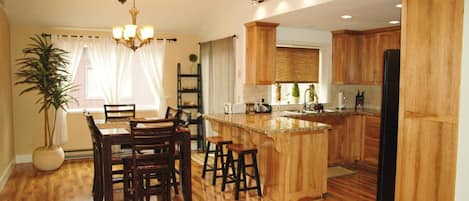 Kitchen/Dining area