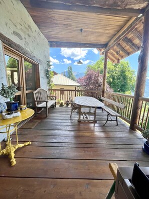 Grande terrasse ombragée avec vue sur le lac de Serre-Ponçon