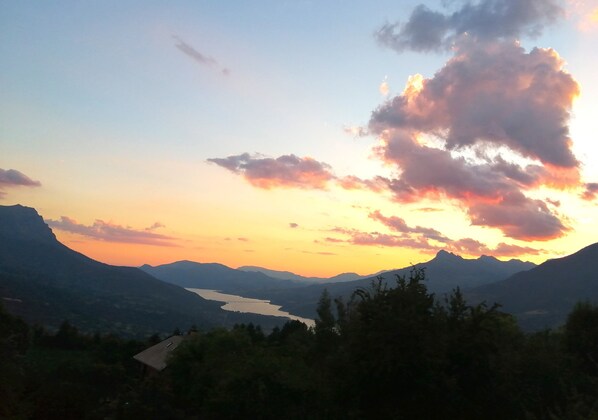 Couché de soleil sur le lac de Serre Ponçon 