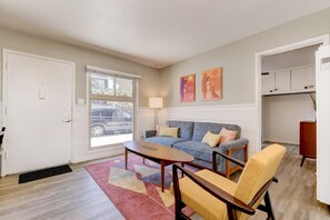 This mid century styled ground floor unit faces the main Blvd. For most the light traffic is just white noise. If you're a light sleeper this unit may not be for you. 