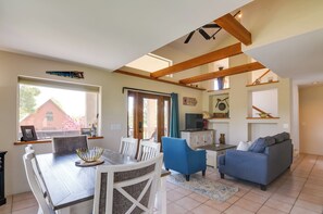 Living Room | Ceiling Fan | Smart TV | Free WiFi