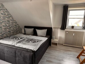 Schlafzimmer 1