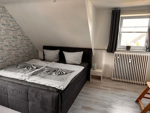 Schlafzimmer 1