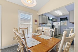 Ocean Green Cottage 9632 Dining Area