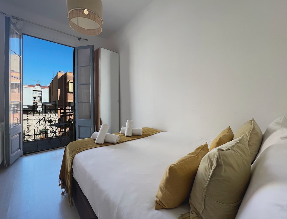 Bright Apartment Close To Sagrada Familia La Sagrada Familia barcelona-taxi-ride-car-cam-cruise-ship-port-to-sagrada-familia-msc