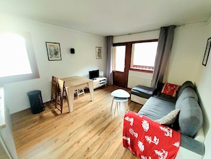 Salon donnant sur un balcon privatif face au Mont-Blanc.
