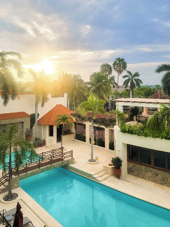 Ocean view + pool = paradise!
