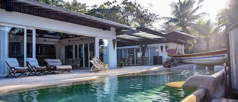 Hospede-se nesta ótima casa com piscina à beira-mar da Praia do Tombo/SP