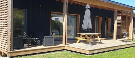 Terrasse en bois de 30m2 et le jardin. 