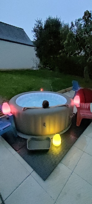 Outdoor spa tub