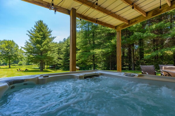 Inviting hot tub with total privacy...