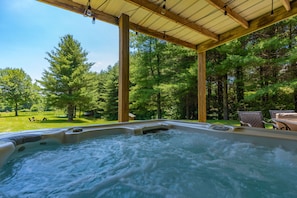 Inviting hot tub with total privacy...