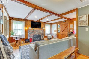 Living Area | Fireplace | Smart TV | Board Games