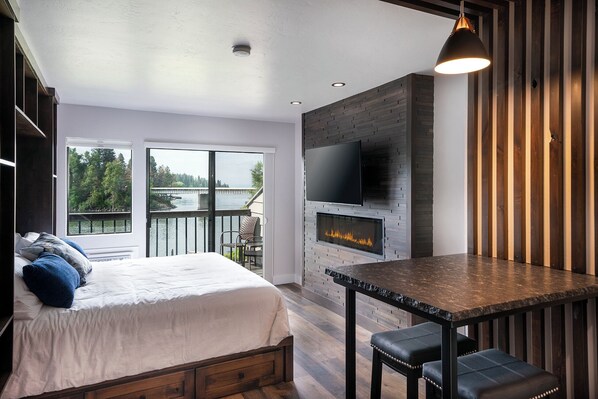 Spacious Studio with Dining Space | King-sized bed | Main Level