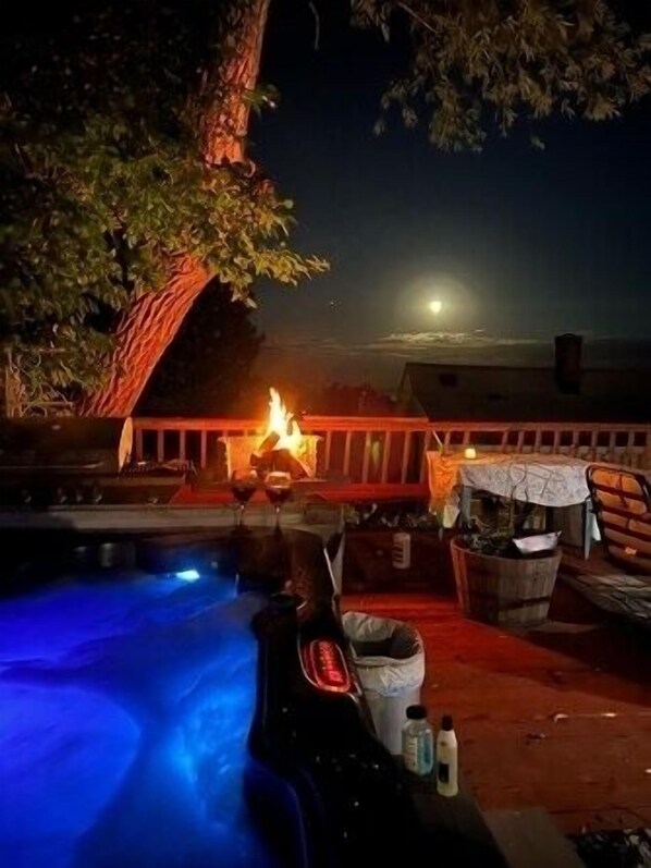 Outdoor spa tub