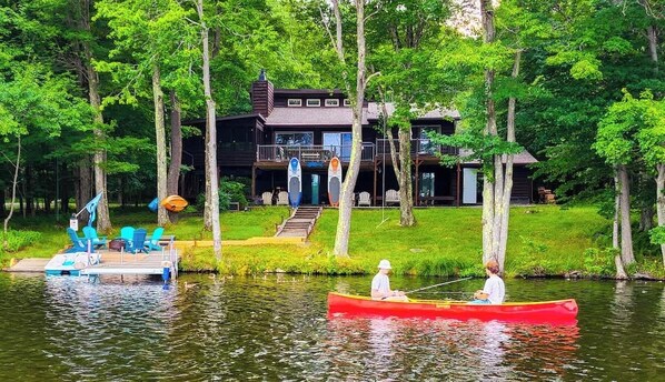 Lakefront Beauty with all the water toys included!