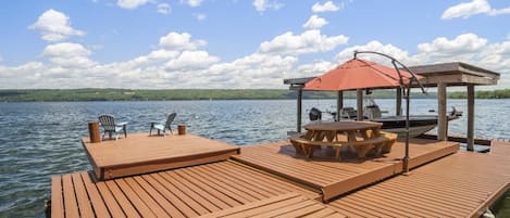 Welcome to Cayuga Cottage! Sit back, relax, and bask in the sun by the water. 