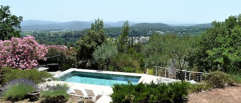 VUE PANORAMIQUE prise de la terrasse du salon , sur vallée de l'ARGENS 