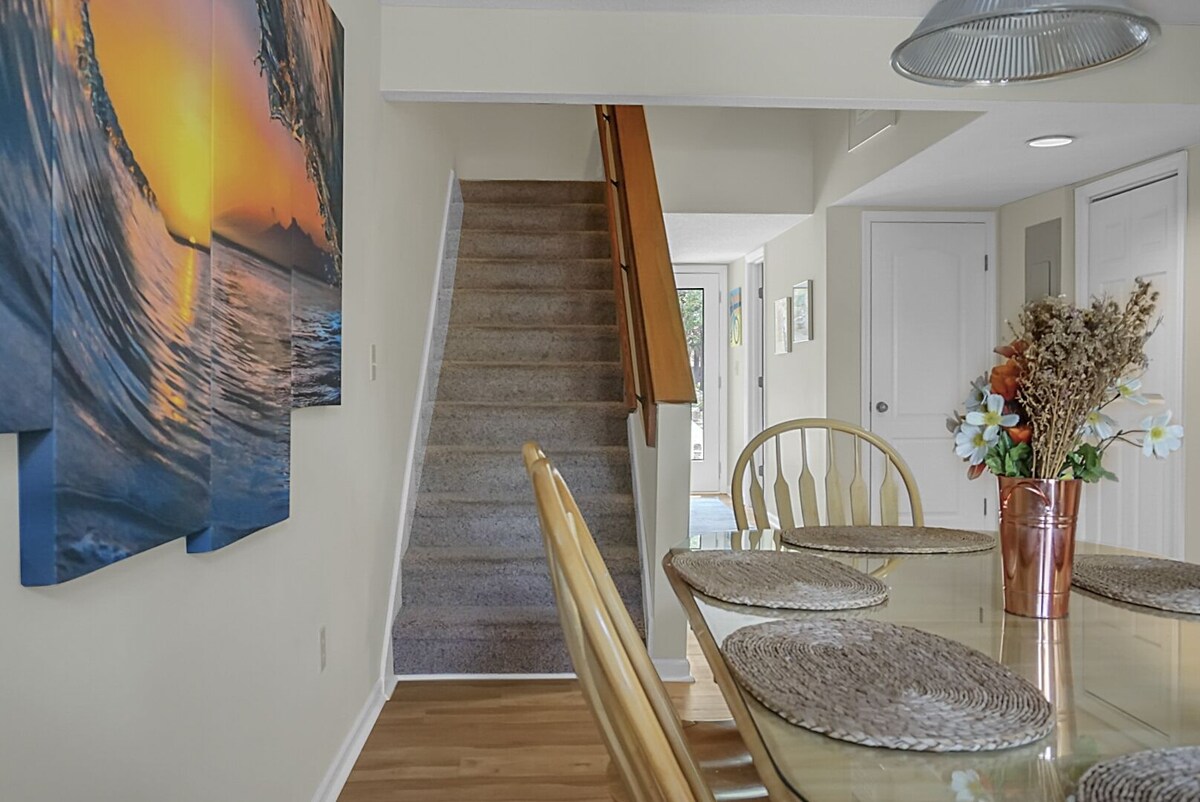 Pet Friendly, 3Bed, easy walk to Pool, Beach, Restaurants, Golf N Pickle Ball