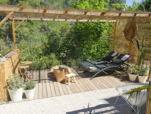 Deuxième terrasse pour se détendre sur les transats ou prendre l'apéro au bar.