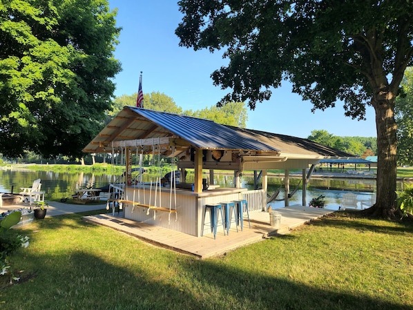 Best Tiki bar for 20 on the lake!
