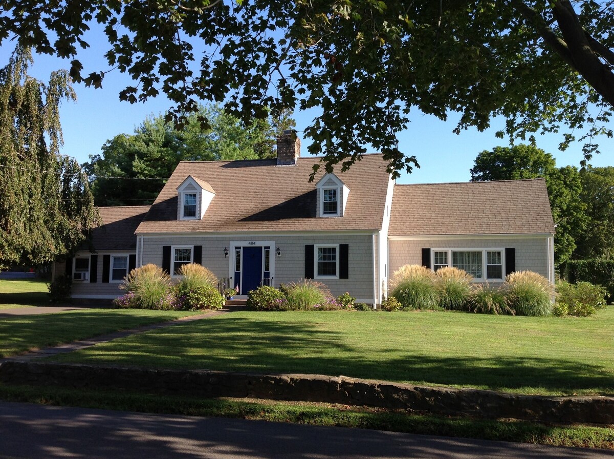 Great home walkable to everything! Hydrangea Heaven!
