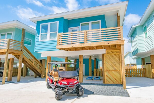 Barefoot Bungalow- brand new home, 1-min Golf Cart ride to the Beach