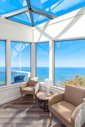 Enjoy breathtaking ocean and sky views. 
