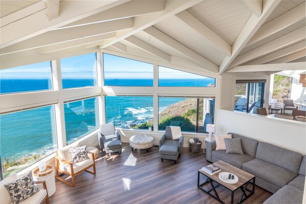 Open concept, lofty vaulted ceilings, tons of seating, and spectacular views!