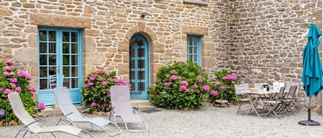 Fleur, Plante, Bâtiment, Fenêtre, Meubles, Bleu, Vert, Chaise, Maison, Brique