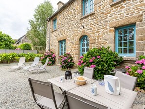 Fleur, Plante, Bâtiment, Fenêtre, Table, Propriété, Ciel, Arbre, Maison, Architecture