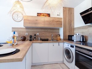 Countertop, Cabinetry, Zapfhahn, Spüle, Eigentum, Sinken, Armatur, Küche, Holz, Herd