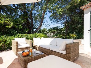 Meubles, Plante, Confort, Bâtiment, Ombre, Design Intérieur, Mobilier De Jardin, Arbre, Sol, Table