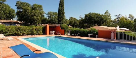 L'Eau, Ciel, Plante, Propriété, Bâtiment, Piscine, Arbre, La Nature, Bleu Azur, Ombre