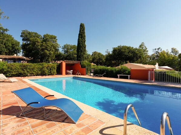 L'Eau, Ciel, Plante, Propriété, Bâtiment, Piscine, Arbre, La Nature, Bleu Azur, Ombre