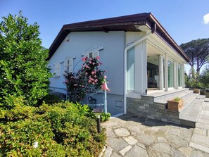 Pflanze, Himmel, Gebäude, Fenster, Haus, Grundstueck, Baum, Hütte, Abstellgleis