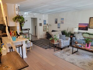 main living room. pull out queen size couch