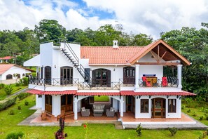 Lake Breeze Villa - Rear
