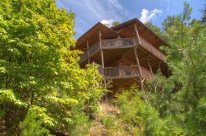 Lookout Pointe perched on the NW side of Yonah Mountain