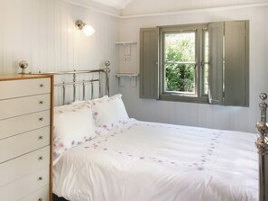 Comfortable double bed | Fig Tree Shepherd’s Hut, Bridport