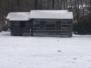 Cabin 1 - Snowy day